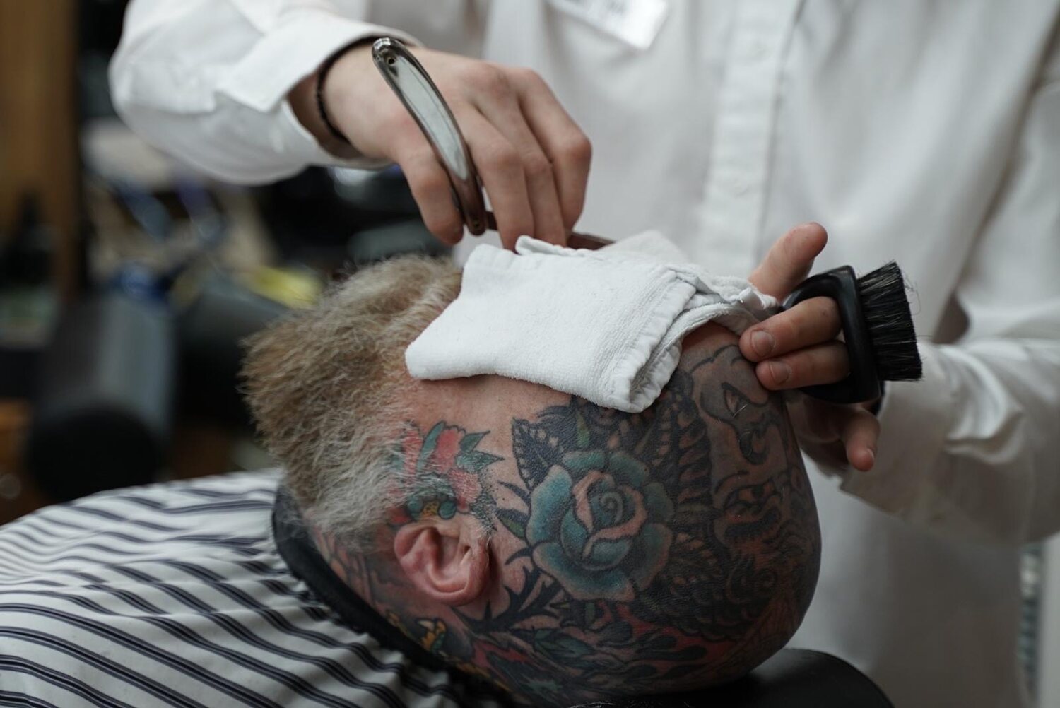 Barbering med barberkniv og pensel